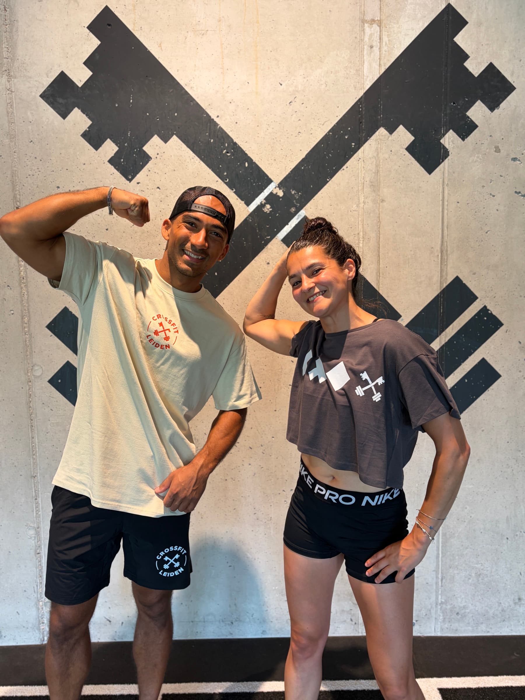 Twee leden in CrossFit Leiden merch voor de gekruiste sleutels in de gym